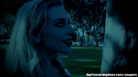 Белоснежка нарвалась на большой член