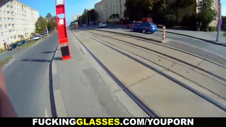 Стройная девочка познакомилась в городе с горячим парнем