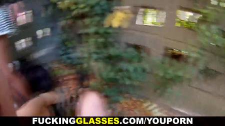 Стройная девочка познакомилась в городе с горячим парнем