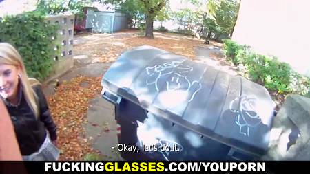 Стройная девочка познакомилась в городе с горячим парнем