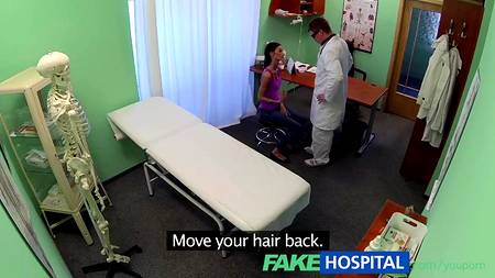 Озабоченный доктор расслабил привлекательную пациентку