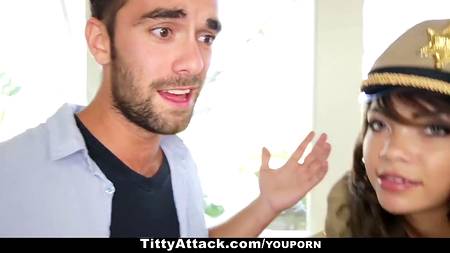 Загорелый красавчик играет в ролевую игру с грудастой давалкой