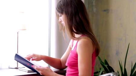 Настойчивый парень умеет добиваться секса от девушек