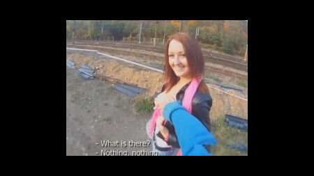 Знакомство с рыжей студенткой привело к сексу на улице