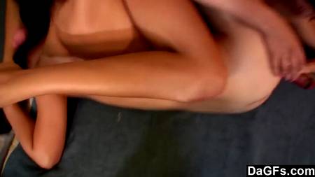 Русские лесби шалят на квартире с двухсторонним самотыком