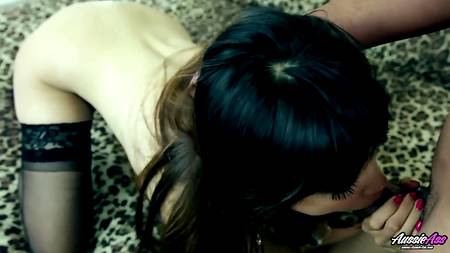 Спортивный мужик здорово имеет азиатскую подружку