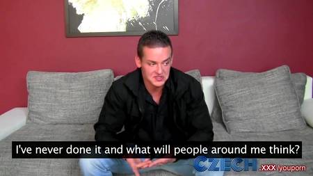 Красотка предложила собеседнику обнажиться и показать член