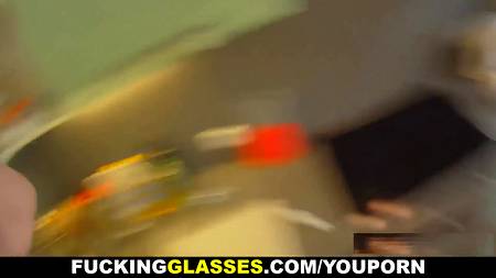 Классная девочка пытается обработать достоинство соседа