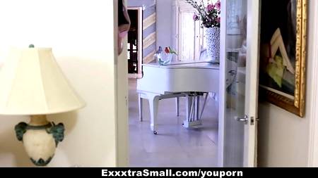 Красавчик после соития настрелял в рот брюнетки много семени