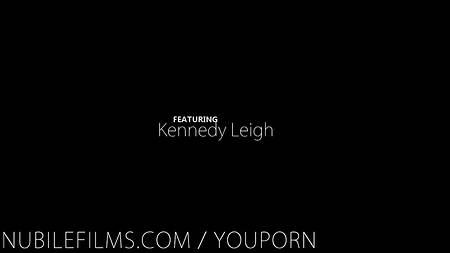 Сексапильная красотка Kennedy Leigh отдалась любимому на диване