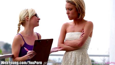 Загородный дом идеально походит для секса лесбиянок