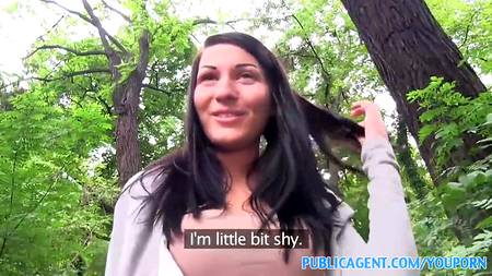 Красотка отдалась за деньги на улице настойчивому порно агенту