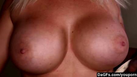 Веселая девица с татуировкой пососала эрегированный шланг друга