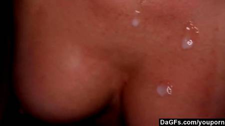 Веселая девица с татуировкой пососала эрегированный шланг друга