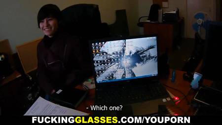 Энергичный студент пытается снять любительское видео