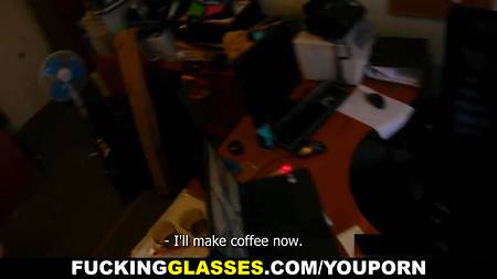 Энергичный студент пытается снять любительское видео