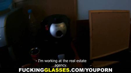 Энергичный студент пытается снять любительское видео