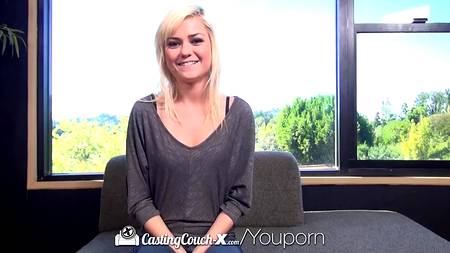 Игривая блондинка хочет получить красивое порно от друга