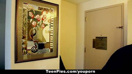 Белокурая девушка получила сперму после межрассового секса