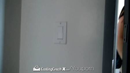 Стройная актриса хочет камшот от известного продюсера