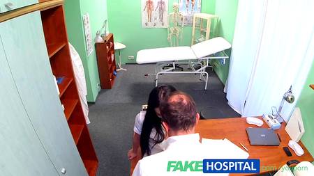 Большой член доктора побывал в ротике и влагалище пациентки