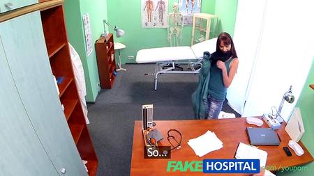 Большой член доктора побывал в ротике и влагалище пациентки