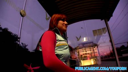 Рыжая красотка в восторге от толстого пениса пикапера