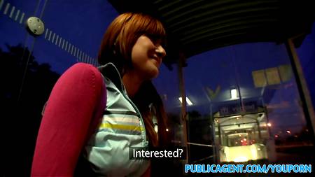 Рыжая красотка в восторге от толстого пениса пикапера