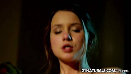 Девчонка получила в ротик заслуженную порцию спермы