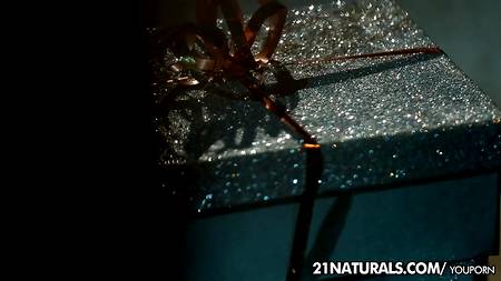 Девчонка получила в ротик заслуженную порцию спермы