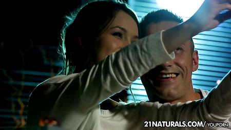 Девчонка получила в ротик заслуженную порцию спермы