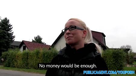 Похотливая незнакомка отчаянно прыгает на толстом члене парня