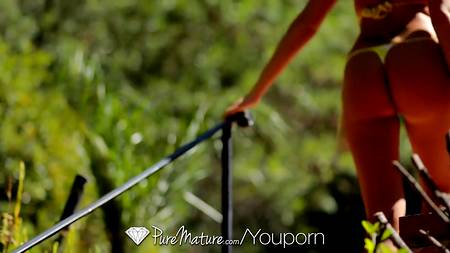 Загорелая блондинка красиво отдалась возле бассейна