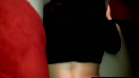 Пара молодоженов снимает частное видео в своем доме