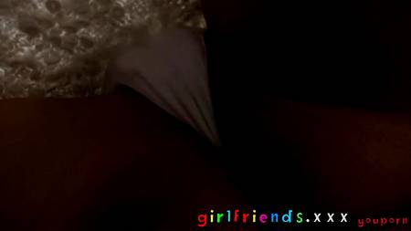 Блондинка после сна мастурбирует киску