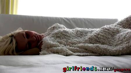 Блондинка после сна мастурбирует киску