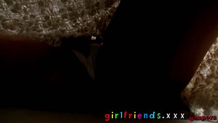 Блондинка после сна мастурбирует киску