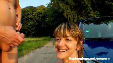 Красавчик трахает потаскушку около машины на природе