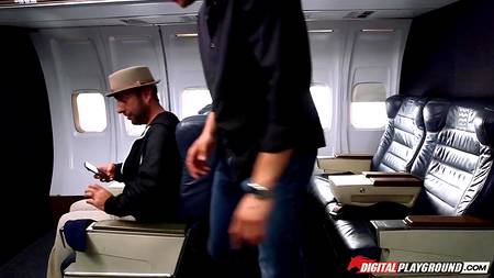 Стюардесса соблазнила хорошо сложенного пассажира