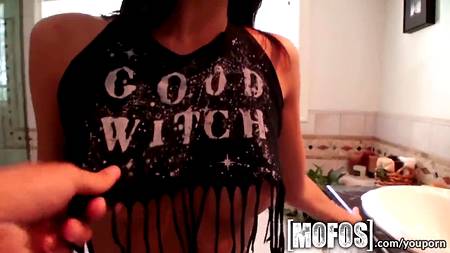 Худая молодка снимается в пикантном видео от первого лица