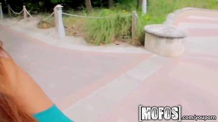 Мускулистый пикапер поставил незнакомку раком и оттрахал ее