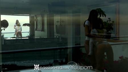 Красавчик встретился ранним утром с милыми любовницами