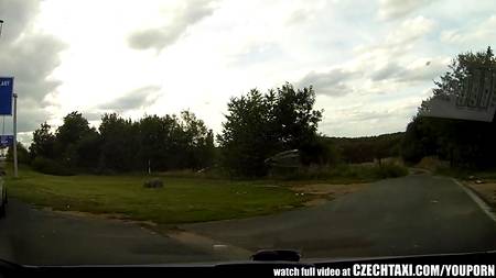 Красивая парочка чпокнулась в машине и смело обкончалась