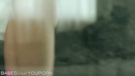 Красивый утренний секс под душем