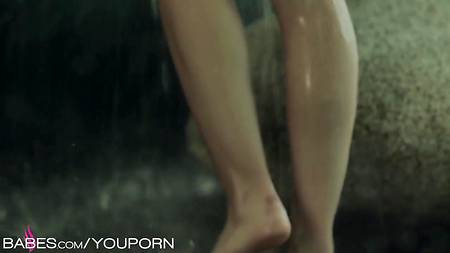 Красивый утренний секс под душем