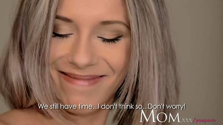 Красивая студентка в чулках наслаждается вагинальным родео