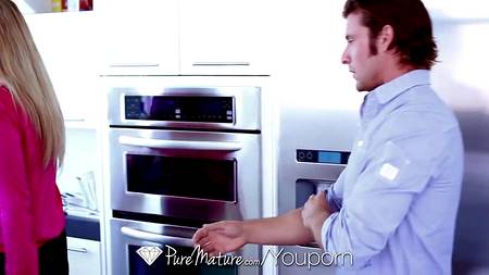 Сексуальная мамочка научила дочку удовлетворять мужика