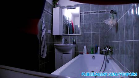 Милая девушка долбится с мужем в ванной комнате