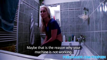 Милая девушка долбится с мужем в ванной комнате