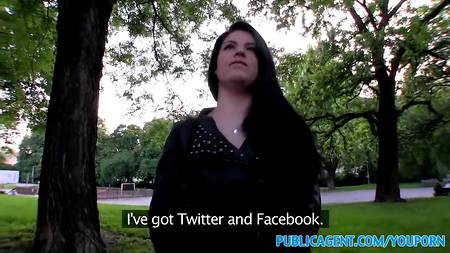 Брюнетка с удовольствием заработала деньжат